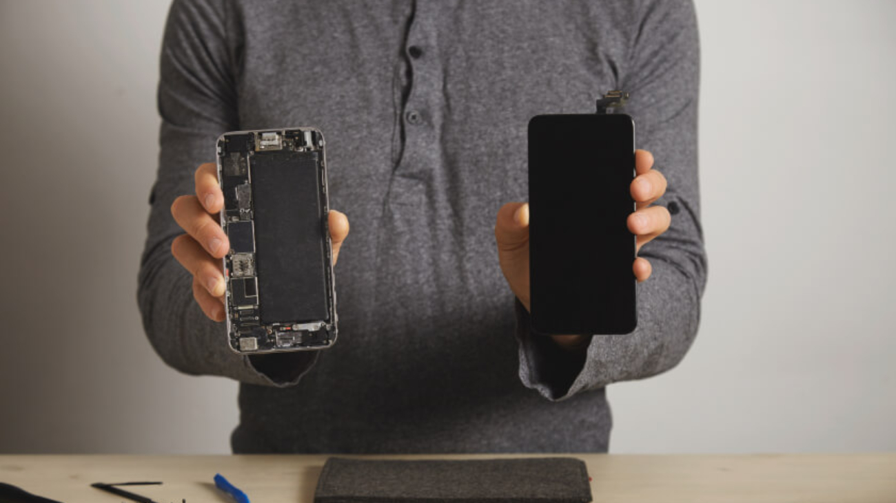 computer-and-phone-repairment-service-E2GPZ9B