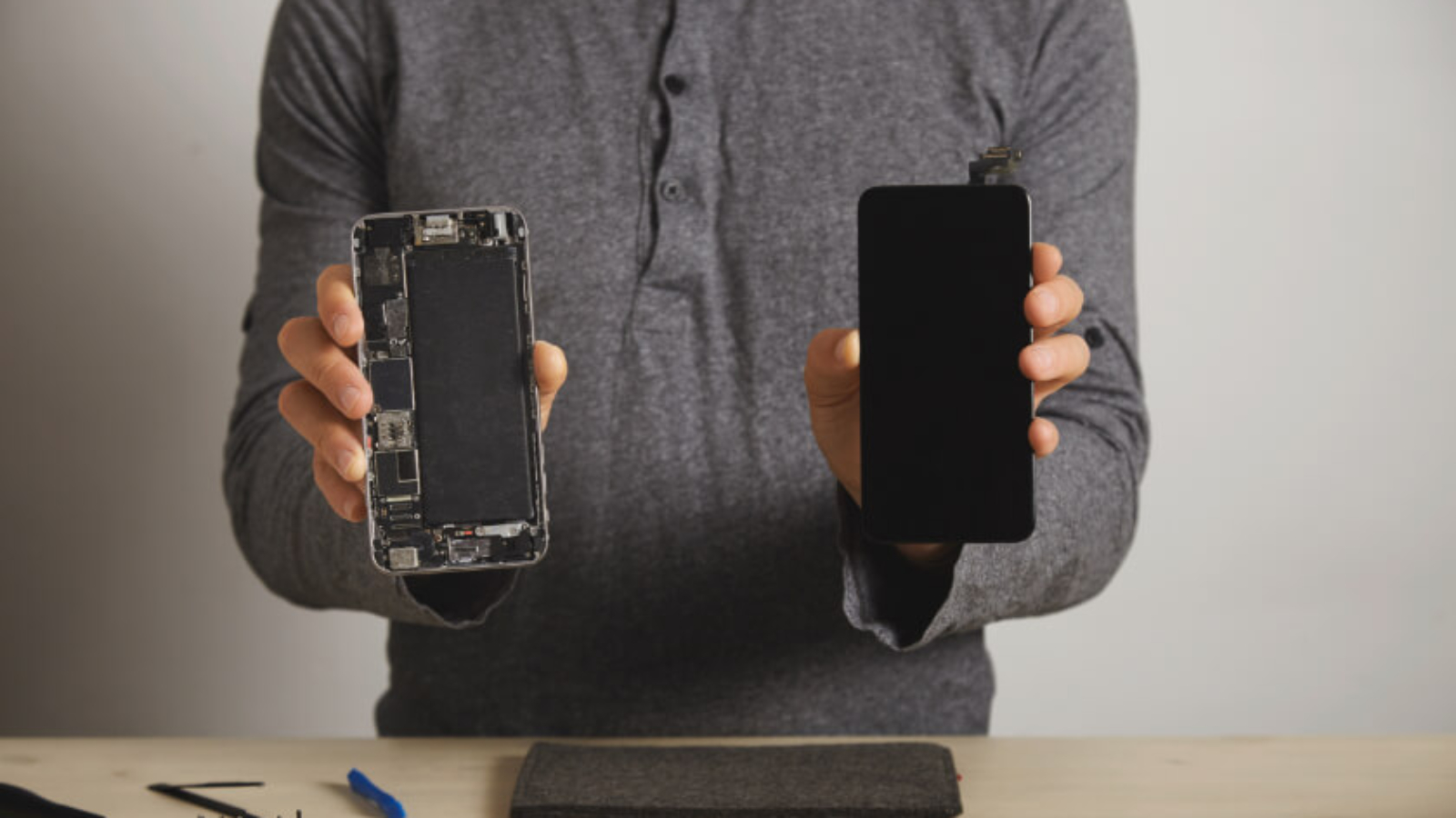 computer-and-phone-repairment-service-E2GPZ9B