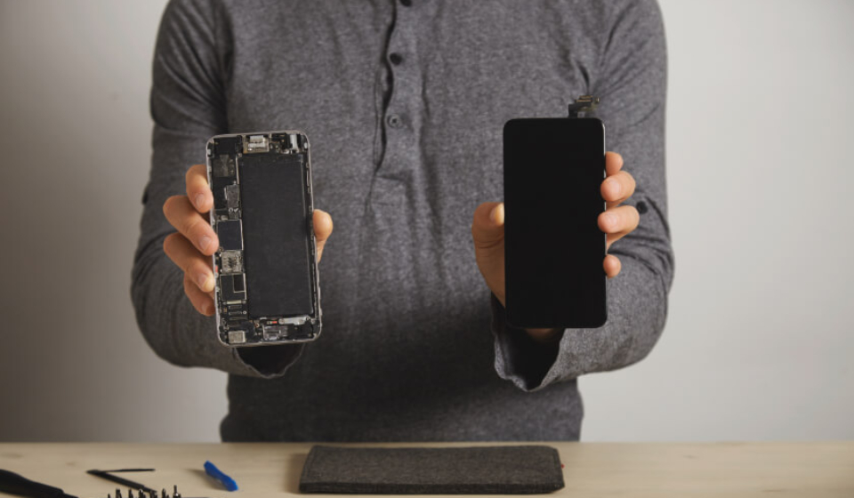 computer-and-phone-repairment-service-E2GPZ9B